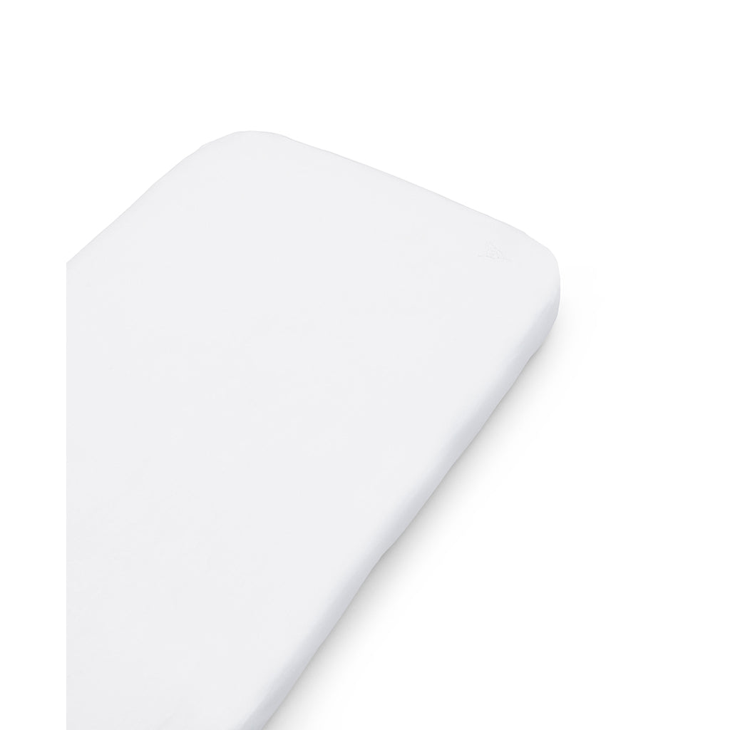 Nærbillede af Dear April faconsyet babylagen i Simple White
