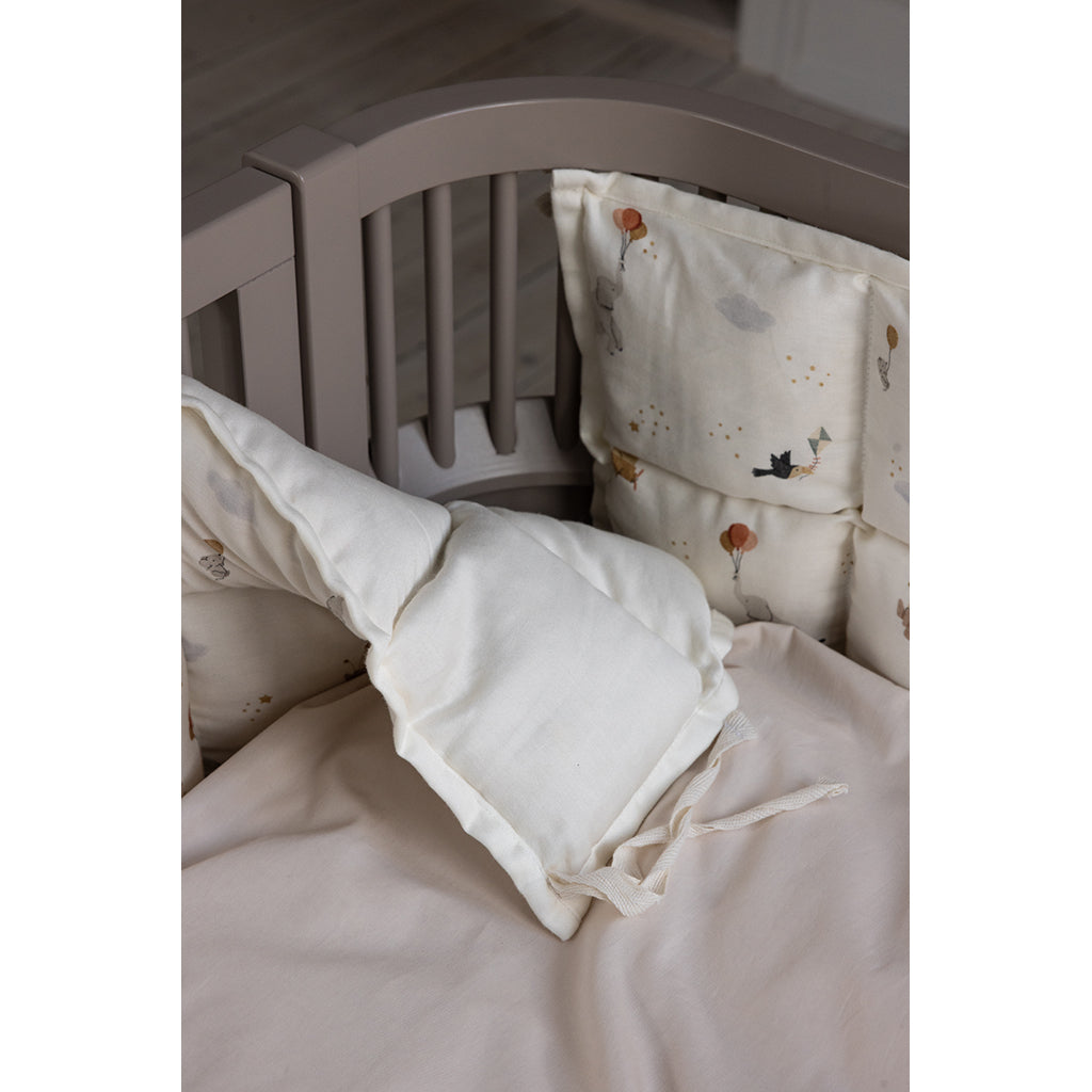 Sebra babynest og sengerand i beige med balloner og dyr