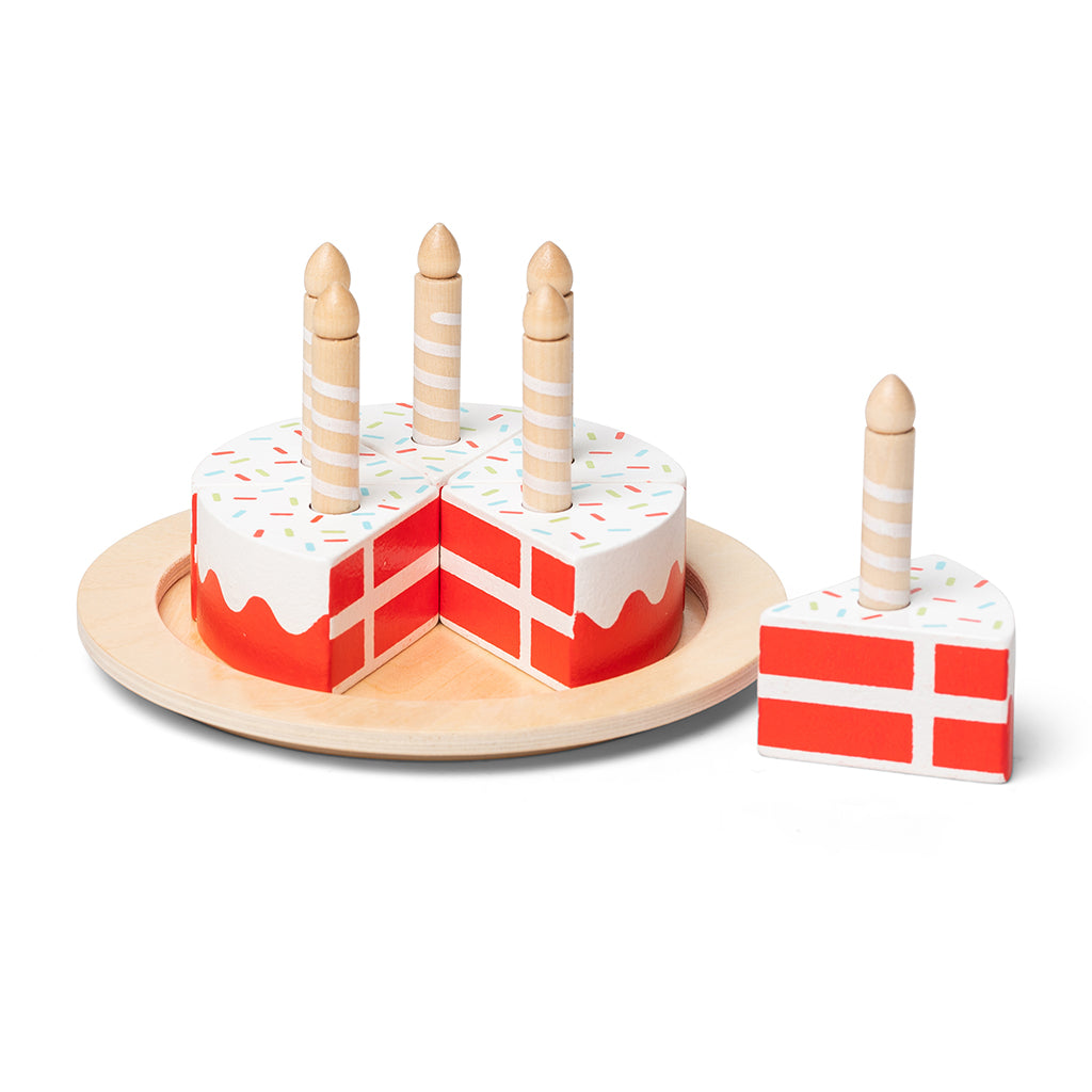 MaMaMeMo fødselsdagskage i træ med lys, portion på fad