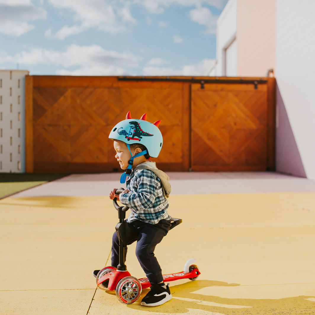 Micro Hjelm, 3D Scootersaurus – Size M (Ages 5–8)