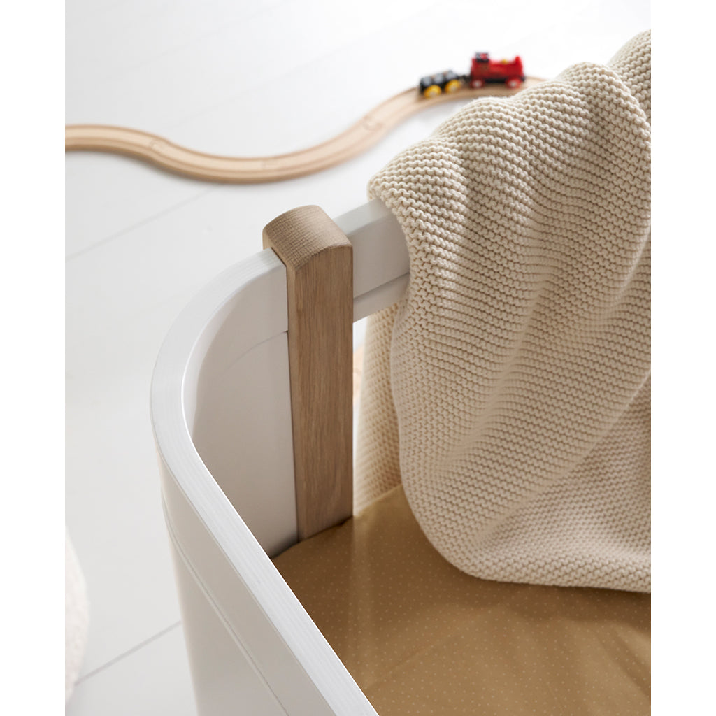 Oliver Furniture, Wood Mini+ Crib including Junior Kit – White/Oak