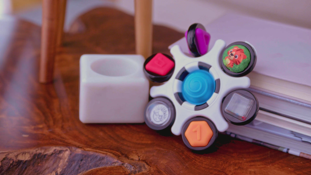 Produktvideo af Baby Einstein Curiosity Clutch™ sensorisk legetøj, der viser baby der leger med produktet