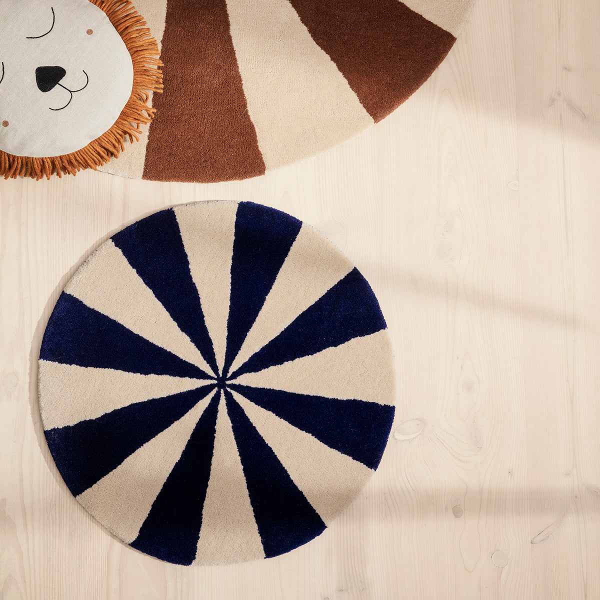 ferm Living gulvtæppe, rundt - Arch small, bright blue/off-white