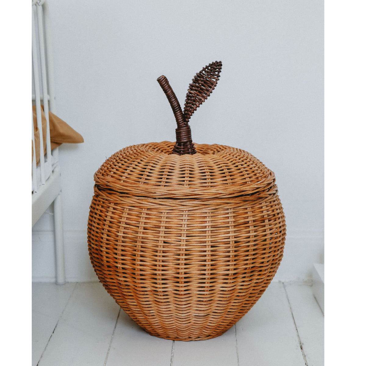 ferm Living Apple Storage, flettet kurv i rattan - Small